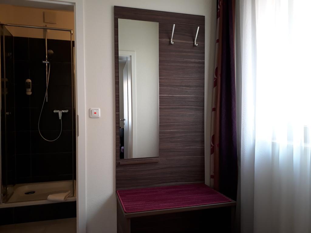 Pension Am Weinberg Bed & Breakfast Mainstockheim Bagian luar foto